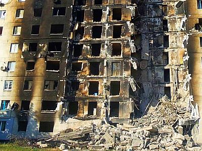 Photo: Wiederaufbau unter Beschuss: Zerstörtes Wohngebäude in der Lugansker Volksrepublik 